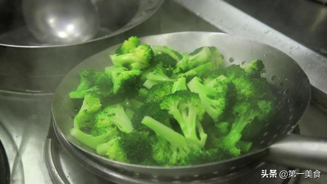 西兰花怎样做好吃，西兰花怎样做才会更好吃（厨师长分享西兰花简单好吃的做法）