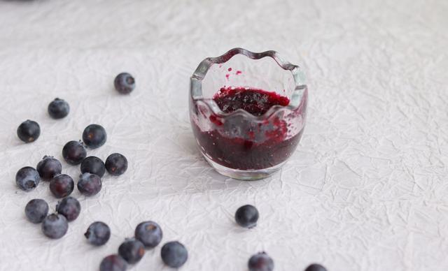 蓝莓果酱怎么做，蓝莓酱怎么做好吃（没有添加更健康）
