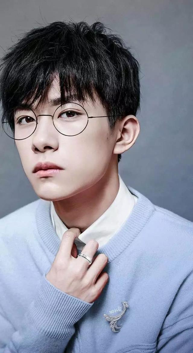 一组易烊千玺超拽帅气的高清图片   千纸鹤们在哪里呢，易烊千玺帅气的图片大全 霸气（有没有的千纸鹤在线签收呀）