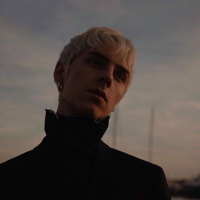 雨总太帅了吧，微信头像，雨总太帅了吧（因为它带来天空的味道）