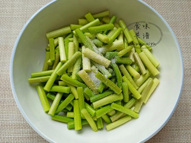腌蒜苔的做法，腌蒜苔的做法,酸豆角的做法（教你3种腌蒜薹的方式）