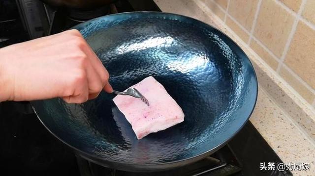 铁锅开锅小窍门，铁锅最简单的开锅方法（刚买的新锅别直接用）