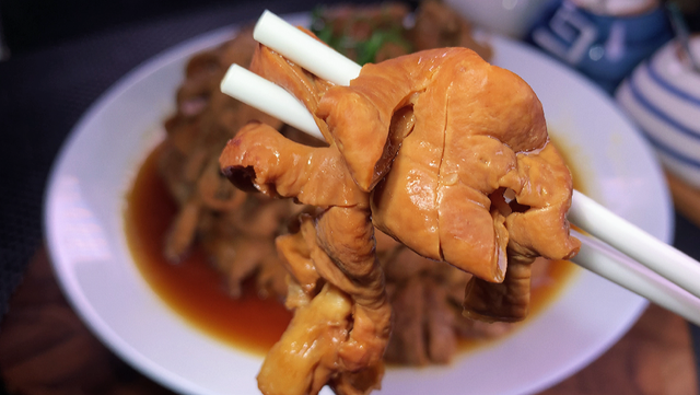 猪大肠的做法大全视频，猪大肠怎么做的最好吃（肥肠怎么洗，才干净无腥臭味）