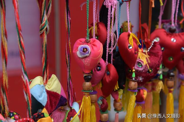 如何手工缝制香包，如何手工缝制香包视频（12块布头缝制传统香包）