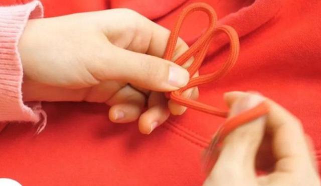 卫衣带子系法，蝴蝶结卫衣带子系法（今年最流行的卫衣绳子打结法）