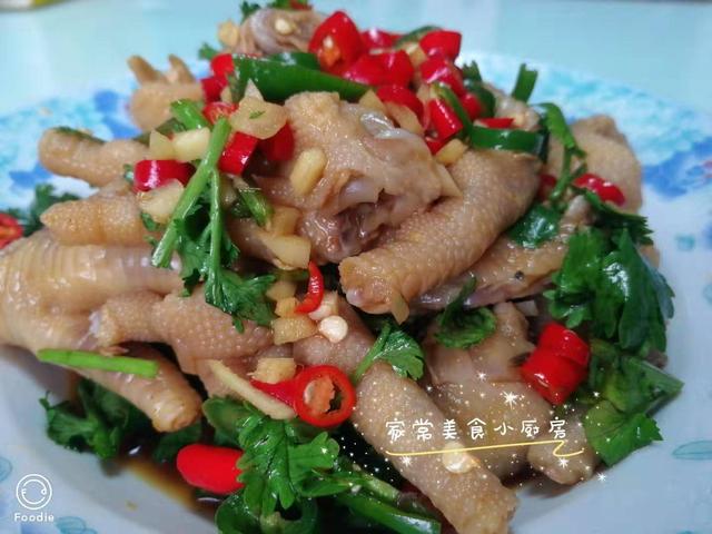 凉拌鸡爪和香辣鸡爪做法，凉拌香辣鸡爪的制作方法和配料（教你做香辣美味的凉拌鸡爪）