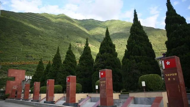 泸定桥简介 资料，泸定桥简介（记者再走长征路 ， 泸定桥）