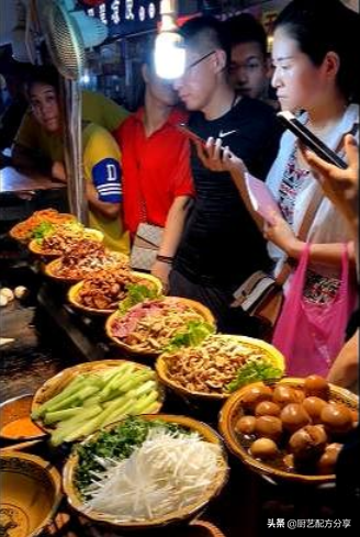 卷饼皮的做法，卷饼皮的做法大全（小伙这些年就靠这个谋生买房）