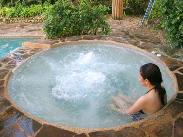 火山泥泡澡的功效，火山泥泡澡的功效与作用（在淤泥中泡澡却有美白功效）