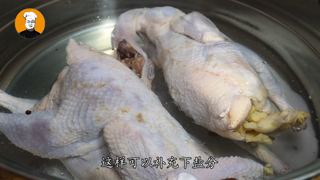 咸鸡怎么做好吃，自家腌制咸鸡怎么做好吃（自制传统盐水鸡）