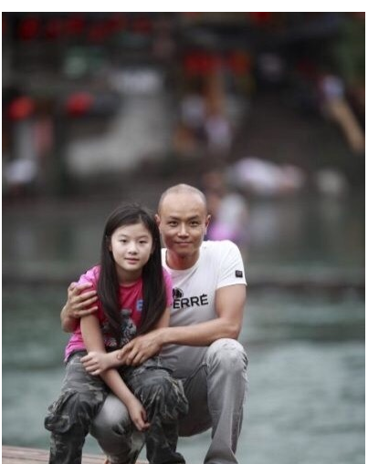 乐嘉回应强吻谢娜事件，他感情坎坷，一共有三段婚姻，三个孩子