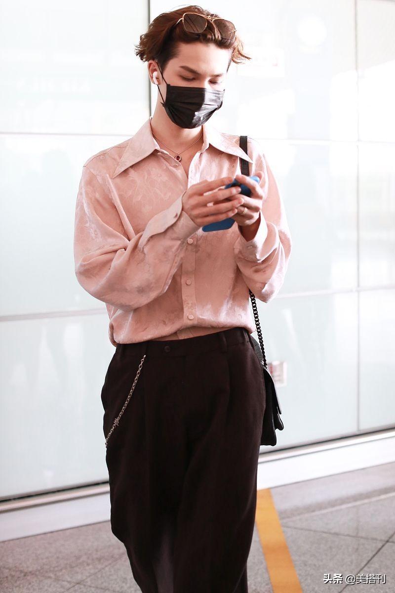 朱正廷罕见露脑门清爽帅气，穿粉色衬衫又纯又欲，文艺范十足
