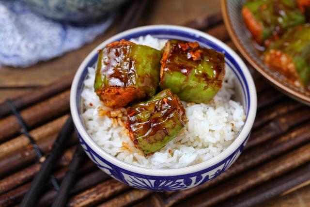 菜做辣了放什么让它不辣，如何让放辣椒的菜不辣（不妨试试这做法）