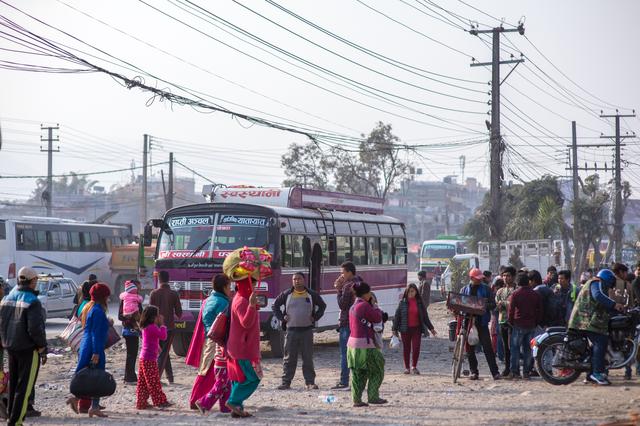 尼泊尔在哪里，尼泊尔是哪个国家首都（12岁男孩摆地摊挣生活费）