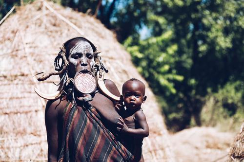 2,非洲唇盘族的女人:嘴唇上盘子的尺寸越大,收到的彩礼就越多