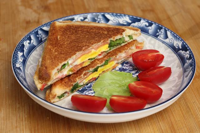 家庭版吐司三明治做法，别再为孩子早餐发愁了