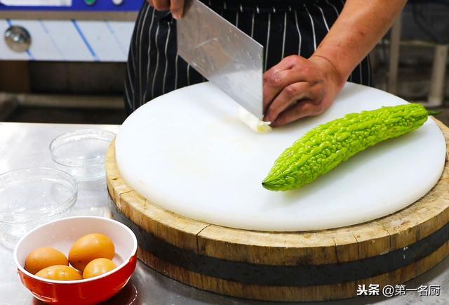 鸡蛋炒苦瓜怎么做，怎么炒苦瓜好吃又简单（厨师长教你苦瓜炒鸡蛋）