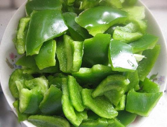 鸡胸肉炒素鸡青椒的家常做法，鸡胸肉炒青椒的做法大全家常菜（从此多了一道拿手家常菜）