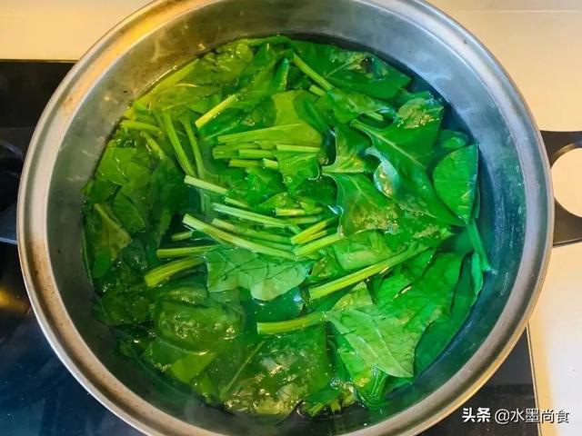 清炒菠菜的家常做法，清炒菠菜的做法（只会过水还不够）