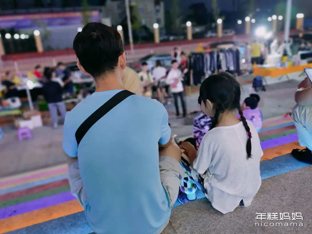 多少父母杀了自闭症，为什么大多数自闭症孩子的父母都是高学历（3个自闭症家庭的脱轨人生）