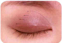 下眼线怎么画，下眼线怎么画显眼睛大（使用蓝色画下眼线）