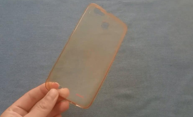 白色手机壳变黄了怎么清洗（手机套发黄处理方法）