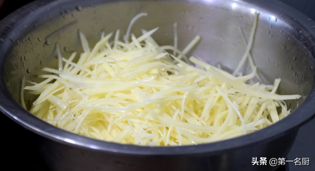 土豆丝的做法，大厨分享小技巧（土豆丝的做法醋溜土豆丝）