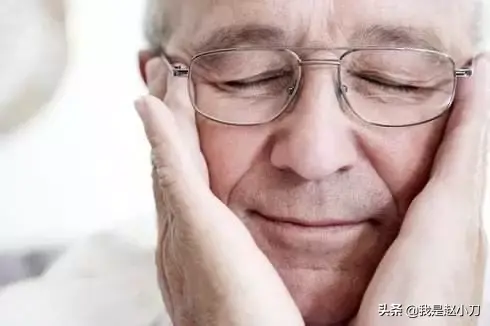 近视镜是凸透镜还是凹透镜，老花镜是凸透镜还是凹透镜（近视不老花，老花不近视）