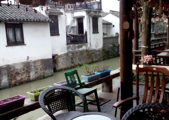 乌镇在哪，上海有个“不起眼”的古镇（到乌镇旅游住哪里好）