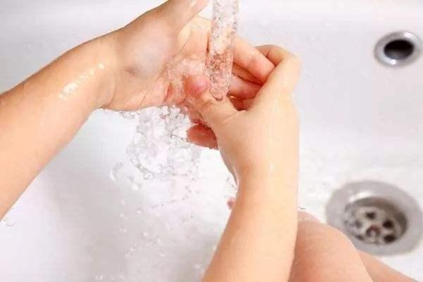 小孩烫伤起水泡怎么处理好得快，孩子烫伤有水泡怎么处理（奶奶20分钟处理方法很有效）