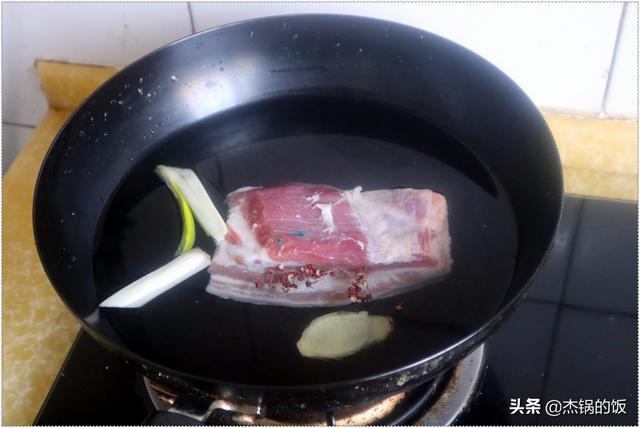 正宗酸菜白肉的家常做法老东北，地道东北味之酸菜白肉