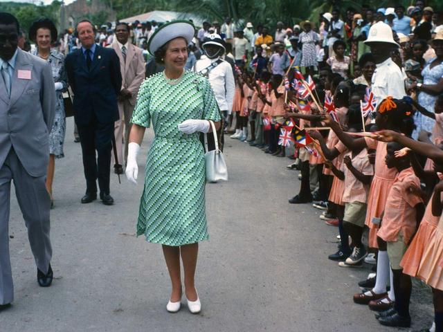 绿宝石项链的寓意，绿宝石戒指寓意（女王厚此薄彼爱它不爱它）