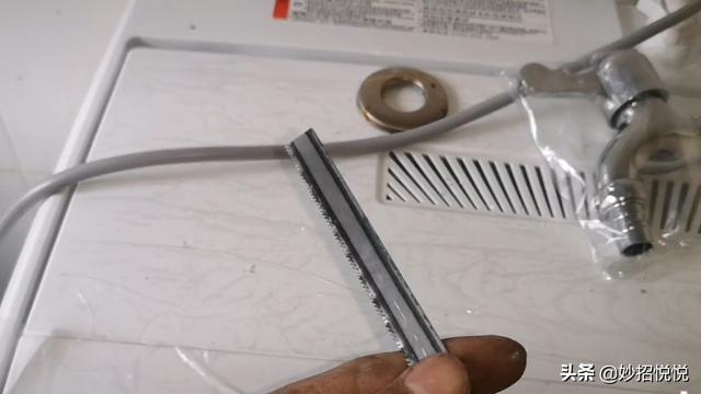 水龙头断了里面的部分怎么弄出来，塑料水龙头断了里面的部分怎么弄出来（不用花钱请维修师傅）
