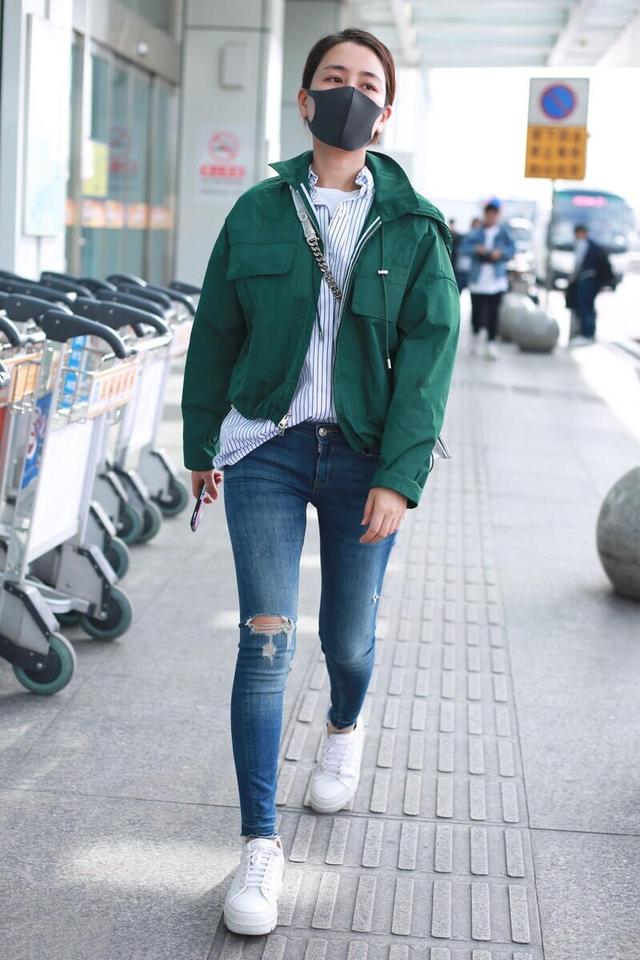 绿色衣服配什么颜色的裤子，绿色体恤配什么颜色裤子好看（用“绿色”外套配牛仔裤）