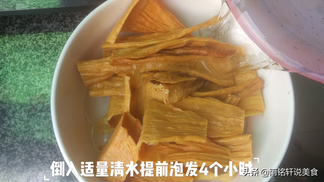 辣条的制作过程，怎么在家里自己制作可以吃的辣条（想吃辣条不用买）