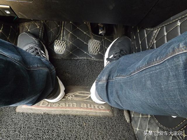 自动挡油门刹车位置图，自动挡刹车油门位置在哪（自动挡只有两个踏板）