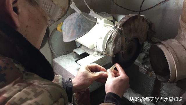 水晶工艺品加工，水晶工艺品的加工流程有多少人知道呢（了解一下水晶加工的流程）