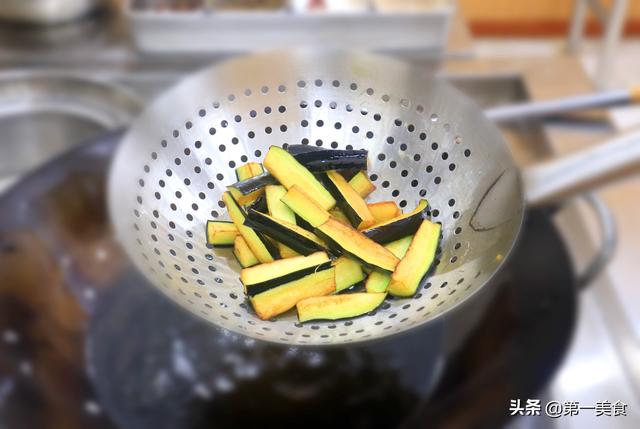 金针菇用不用焯水，金针菇到底焯水不（金针菇与茄子一锅焖你吃过吗）