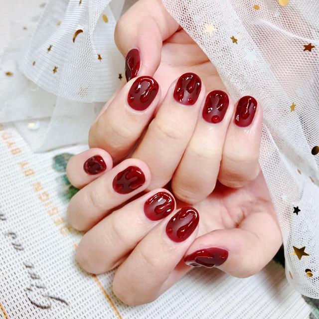 秋天指甲做什么颜色显白，适合冬天显白的指甲颜色（难怪女星大咖们都超爱）