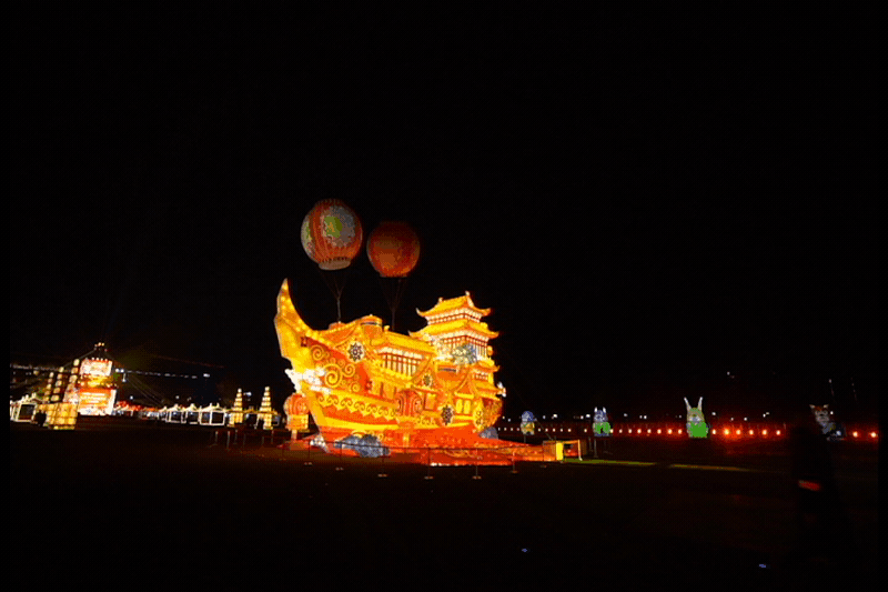 三人同日来喜见百花开打一个字，“三人同日来（年味最后一关——元宵）