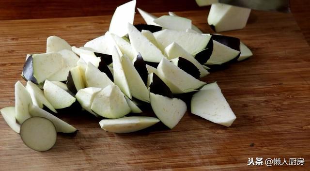 油焖茄子怎么做，油焖茄子怎么做简单又好吃（这是油焖茄子最简单的做法）