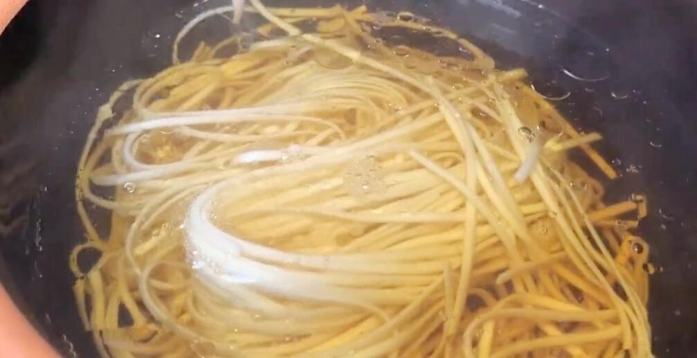 圖片[5]-【酸菜煎蛋面】做法步驟圖 酸爽美味 好吃又營養-起舞食譜網