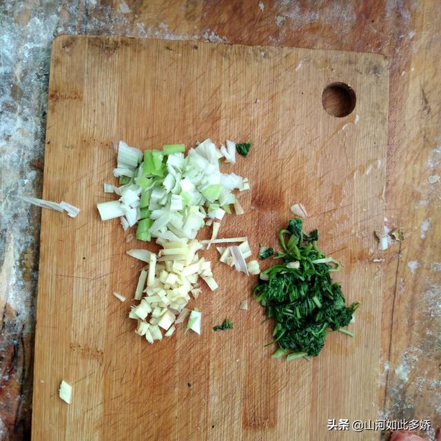 猪肉土豆面哨子的做法，猪肉哨子面的家常做法（荞面圪团儿配猪肉臊子）