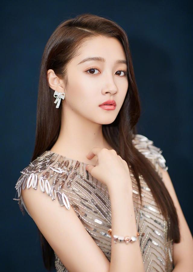 披头散发饼是什么意思，披头散发的意思是什么 （4个“特征”的女生）