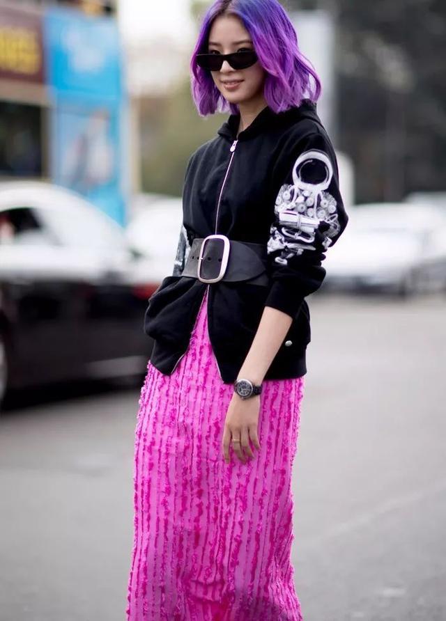 玫红色加什么颜色可调出大红色，玫红色加什么色（试试显白减龄的“玫红色”）