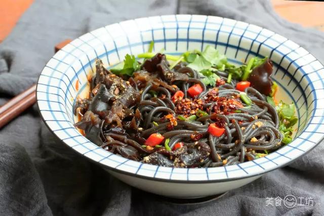 孕妇能吃蕨根粉吗，蕨根粉什么人不能吃（这一碗销魂粉，调好料汁很重要）