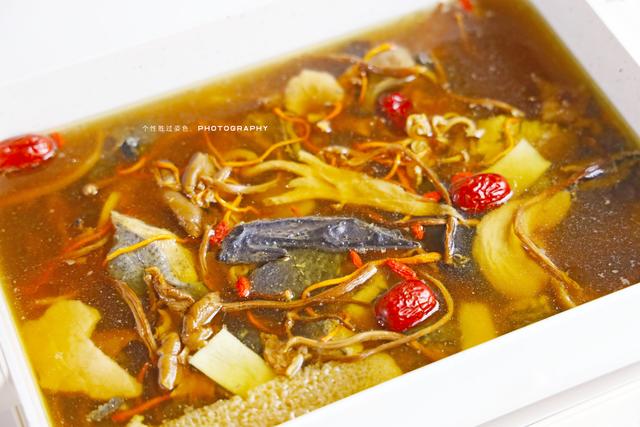 乌鸡汤怎么炖最有营养，乌鸡汤怎么炖最有营养又不上火（乌鸡汤怎么炖才好喝不油腻又营养）