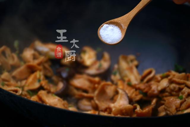 鸡肉香菇怎么做好吃，香菇炒鸡胸肉的详细做法