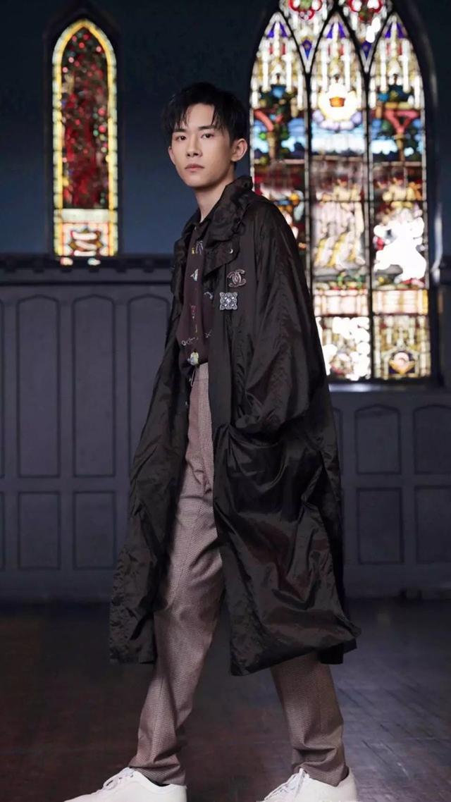 一组易烊千玺超拽帅气的高清图片   千纸鹤们在哪里呢，易烊千玺帅气的图片大全 霸气（有没有的千纸鹤在线签收呀）