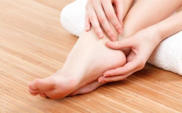 仙人掌泡水喝的神奇功效，仙人掌果泡水喝的神奇功效（两个小方止足跟痛）